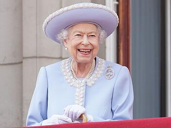 Keiner sa&szlig; l&auml;nger auf dem britischen Thron als sie: Als Queen Elizabeth II. am 8. September 2022 starb, war sie das zu diesem Zeitpunkt am l&auml;ngsten amtierende Staatsoberhaupt der Welt. Am 21. April w&auml;re die K&ouml;nigin 100 Jahre alt geworden. Das ZDF widmet ihr zu diesem Anlass eine besondere Doku.