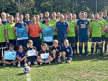 Zum Abschluss der BFV-Respekt-Kampagne kamen die SG Waldfenster/Lauter und die SG Oberleichtersbach/Modlos gemeinsam mit Schiedsrichter, Jugendlichen, Trainern und Vereinsvertretern in Waldfenster zu einem Gruppenfoto zusammen.Alexander Pf&uuml;lb