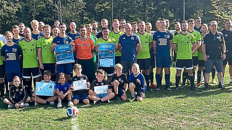 Zum Abschluss der BFV-Respekt-Kampagne kamen die SG Waldfenster/Lauter und die SG Oberleichtersbach/Modlos gemeinsam mit Schiedsrichter, Jugendlichen, Trainern und Vereinsvertretern in Waldfenster zu einem Gruppenfoto zusammen.Alexander Pf&uuml;lb