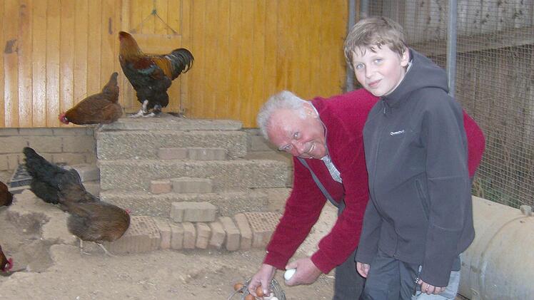 Konrad Hänfling schaut mit Enkel Hannes bei den Hühnern vorbei.