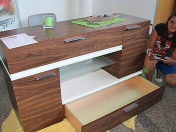 Denise Wagner hat ihre Ausbildung in der Geschwister-Gummi-Stiftung absolviert und kam durch eine Maßnahme des Arbeitsamtes zum Schreinerberuf: "Das ist voll mein Ding, jetzt bleibe ich noch ein bisschen in der Jugendwerkstatt und dann möchte ich unbedingt Schreiner bleiben", sagt Denise Wagner und freut sich über die positive Wende.