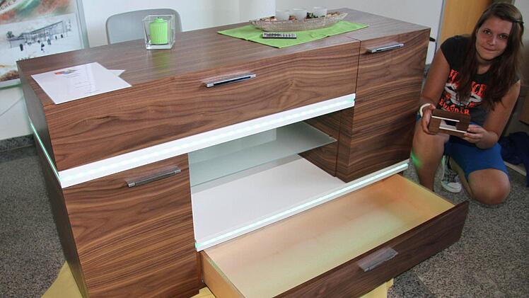 Denise Wagner hat ihre Ausbildung in der Geschwister-Gummi-Stiftung absolviert und kam durch eine Maßnahme des Arbeitsamtes zum Schreinerberuf: "Das ist voll mein Ding, jetzt bleibe ich noch ein bisschen in der Jugendwerkstatt und dann möchte ich unbedingt Schreiner bleiben", sagt Denise Wagner und freut sich über die positive Wende.