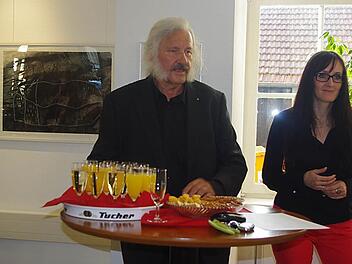 Monika Pellkofer-Grießhammer (rechts) zeigt "surface - Unter der Oberfläche" in der Galerie Einblicke im Servicezentrum des Finanzamts. Mit im Bild ist Organisator Ingo Cesaro (links).