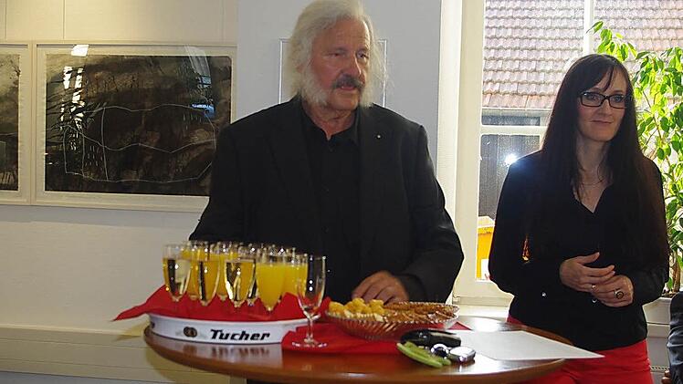 Monika Pellkofer-Grießhammer (rechts) zeigt "surface - Unter der Oberfläche" in der Galerie Einblicke im Servicezentrum des Finanzamts. Mit im Bild ist Organisator Ingo Cesaro (links).