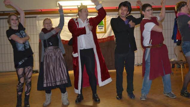 Ein wahrhaft königliches Vergnügen versprechen die Schauspiel-Teams der Landjugend-Gruppen aus dem Landkreis Coburg beim heutigen Theaterabend in der "Fabrik". Foto: Gabi Bertram