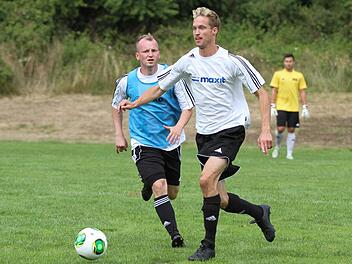 Der SSV Kasendorf um Spielertrainer Markus Taschner (rechts, hier im Spiel der Trostrunde gegen den TSV Sonnfeld) verpasste beim Erdinger-Cup den Achtelfinaleinzug nur knapp. Fotos: Heinrich Weiß