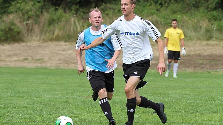 Der SSV Kasendorf um Spielertrainer Markus Taschner (rechts, hier im Spiel der Trostrunde gegen den TSV Sonnfeld) verpasste beim Erdinger-Cup den Achtelfinaleinzug nur knapp. Fotos: Heinrich Weiß