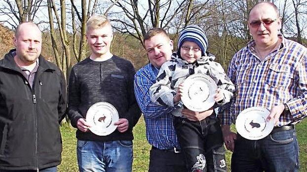 Auch die Jungzüchter wurden geehrt. Im Bild (von links) stellvertretender Kreisjugendleiter Jürgen Baierlipp, Jonas Klatt, Kreisjugendleiter Sven Porzelt mit dem siebenjährigen Lukas Grosser und Anton Zwosta, der die Ehrung für seine Tochter Theresa entgegennahm