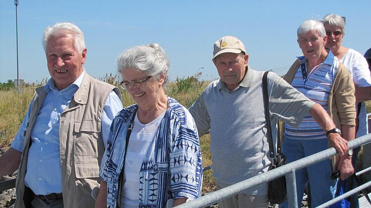 Alt-Stadtrat Arnfried Fischer und Gattin Wanda betreten die MS Präsident zur Rundfahrt auf dem Mittelland-Kanal, der Elbe-Havel-Kanal und der Elbe an sich. Foto: Martin Koch