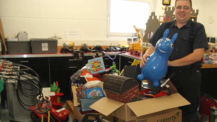 Jörg Geyer von der Freiwilligen Feuerwehr Stadtsteinach hat ebenfalls zu einer Spendenaktion aufgerufen: Auch in Stadtsteinach lagert jetzt kiloweise Spielzeug für den abgebrannten Paul-Gerhardt-Kindergarten