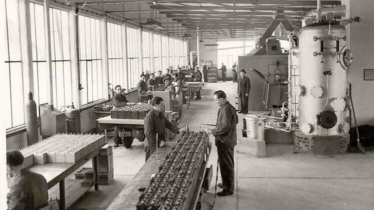 Batterieproduktion war damals noch größtenteils Handarbeit.
