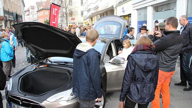 Der Tesla war stets umlagert. Foto: Simone Bastian