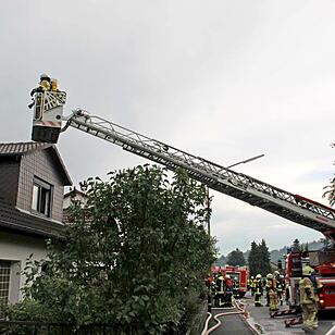 Blitz schlägt in Dachstuhl von Einfamilienhaus ein