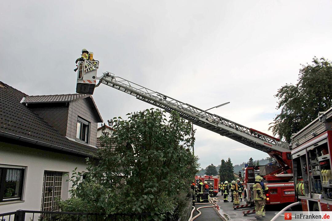Blitz schlägt in Dachstuhl von Einfamilienhaus ein