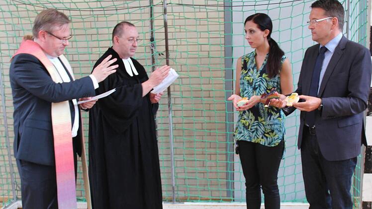 Segnung der Kreuze: Pfarrer Thomas Ringer, Pfarrer Jens Arnold, Sabrina Lang und Bgm. Karsten Fischkal Foto: Johanna Blum