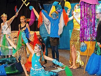 Mit bunten Kost&uuml;men und einer aufw&auml;ndigen B&uuml;hnengestaltung verzauberte die Unterstufen-Theatergruppe des Frankenwald-Gymnasiums die kleine Studiob&uuml;hne bei insgesamt vier Darbietungen in eine fantastische Unterwasserwelt. Foto: Bastian Heinlein