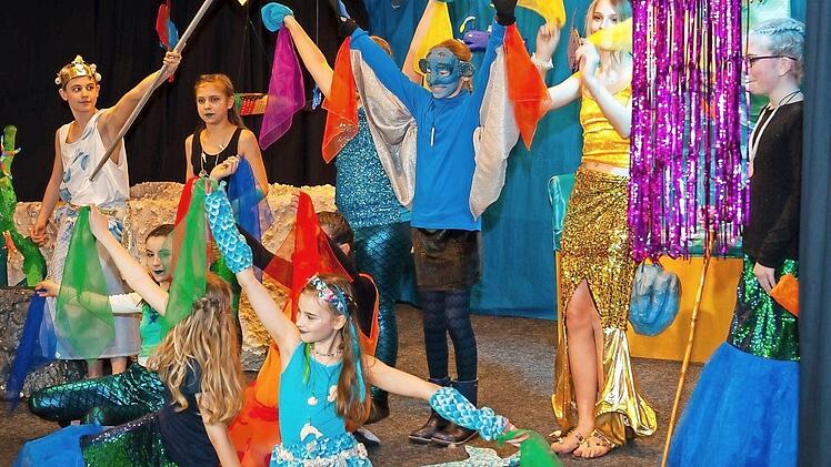Mit bunten Kost&uuml;men und einer aufw&auml;ndigen B&uuml;hnengestaltung verzauberte die Unterstufen-Theatergruppe des Frankenwald-Gymnasiums die kleine Studiob&uuml;hne bei insgesamt vier Darbietungen in eine fantastische Unterwasserwelt. Foto: Bastian Heinlein