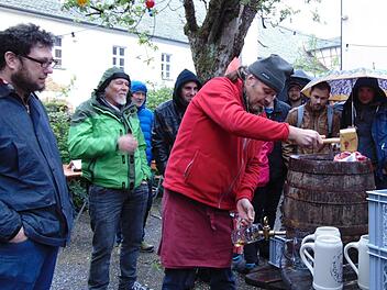 Einige Wanderer trotzdem dem Regen. Sie warteten auf den Bieranstich von Urban Winkler in der Klosterbraurei Weißenohe.  Foto: Petra Malbrich