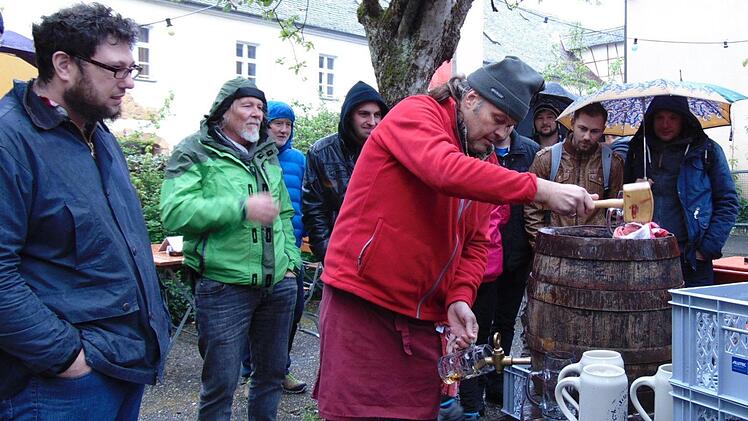 Einige Wanderer trotzdem dem Regen. Sie warteten auf den Bieranstich von Urban Winkler in der Klosterbraurei Weißenohe.  Foto: Petra Malbrich