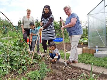 Gemeinsam im Garten zu arbeiten, ist für sie inzwischen zum Alltag geworden (von links): Erna Rank-Kern vom Arbeitskreis "Keine sexuelle Gewalt", Abdallah Kasem, seine Mutter, Rema Alsaad, Lian Kasem und Marianne Morchel, ebenfalls vom Arbeitskreis.  Foto: Helke Renner