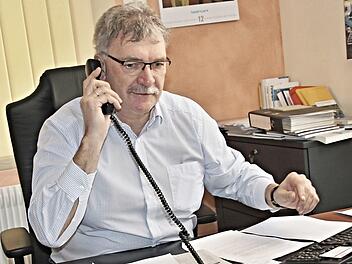 Bürgermeister Helmut Dietz an seinem Schreibtisch im Rathaus Untermerzbach. Morgen feiert er seinen 60. Geburtstag. Foto: Helmut Will