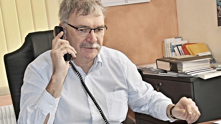 Bürgermeister Helmut Dietz an seinem Schreibtisch im Rathaus Untermerzbach. Morgen feiert er seinen 60. Geburtstag. Foto: Helmut Will