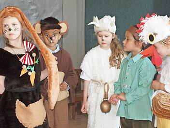 Der Party-Hase, das maulige Murmeltier, die zickige Bergziege, der bockige Hirsch und das scheue Huhn (von links) spielten eine Hauptrolle in dem kleinen Theaterstück der Vorschulkinder. Foto: Alfred Thieret