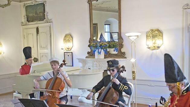 "Solina & Friends" absolvierten in Mitwitz eine rasante musikalische Tour durch Europa. Unser Bild zeigt (v.l.) Michael Gundlach, Ulrike Müller, Katrin Banhierl und Dirko Juchem.  Foto: Nicole Julien-Mann