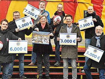 Bei der Spenden&uuml;bergabe freuen sich mit den Spendenempf&auml;ngern Sabine Brey (Activity-Beauftragte Lions Club Bamberg-Residenz), Lions-Pr&auml;sident Bamberg-Residenz Karl-Heinz Ertl und Josef Ahmann (Lions Quest Beauftragter)  Foto: pri