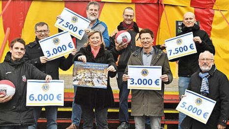 Bei der Spenden&uuml;bergabe freuen sich mit den Spendenempf&auml;ngern Sabine Brey (Activity-Beauftragte Lions Club Bamberg-Residenz), Lions-Pr&auml;sident Bamberg-Residenz Karl-Heinz Ertl und Josef Ahmann (Lions Quest Beauftragter)  Foto: pri
