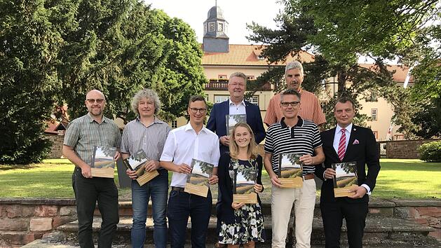 In einem Pressegespr&auml;ch  w&uuml;rdigten die B&uuml;rgermeister Dirk Noll (Friedewald), Andre Stenda (Hohenroda), Carl-Christoph M&ouml;ller (Schenklengsfeld) und Ralf Orth (Philippsthal) die neue Informationsbrosch&uuml;re als ein gutes Aush&auml;ngeschild f&uuml;r die Region.  Foto: Martin Kremer