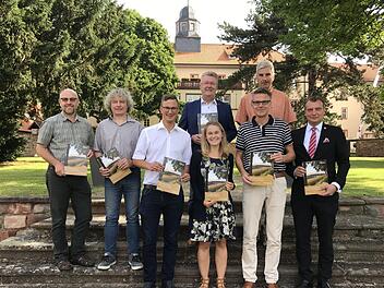 In einem Pressegespräch  würdigten die Bürgermeister Dirk Noll (Friedewald), Andre Stenda (Hohenroda), Carl-Christoph Möller (Schenklengsfeld) und Ralf Orth (Philippsthal) die neue Informationsbroschüre als ein gutes Aushängeschild für die Region.  Foto: Martin Kremer