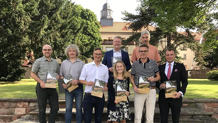 In einem Pressegespräch  würdigten die Bürgermeister Dirk Noll (Friedewald), Andre Stenda (Hohenroda), Carl-Christoph Möller (Schenklengsfeld) und Ralf Orth (Philippsthal) die neue Informationsbroschüre als ein gutes Aushängeschild für die Region.  Foto: Martin Kremer
