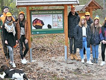 Lehrer und Schüler stellten gemeinsam mit den Forstreferendaren Stefan Herbst (2. v. l.) und Sabrina Wunderl (r.) die Infotafeln auf. Foto: Stephan Keilholz