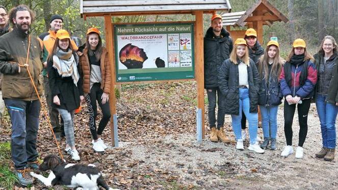 Lehrer und Schüler stellten gemeinsam mit den Forstreferendaren Stefan Herbst (2. v. l.) und Sabrina Wunderl (r.) die Infotafeln auf. Foto: Stephan Keilholz