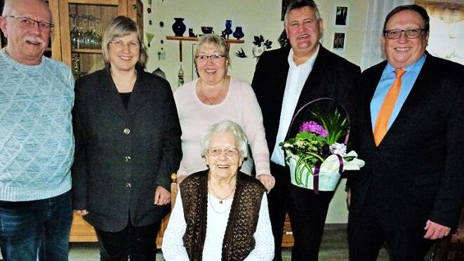 Jubilarin Sonja Diener (vorn) mit (von links) Schwiegersohn Kurt Bayer, Pfarrerin Almut Weisensee, Tochter Monika Bayer, Bürgermeister Gerhard Schneider und stellvertretendem Landrat Dieter Schaar  Foto: W. Reißaus