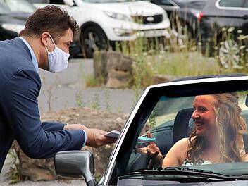 Ungewöhnliche Zeiten erfordern ungewöhnliche Maßnahmen: In Münnerstadt bekamen die Abiturienten ihr Zeugnis ins Auto gereicht. Glückwunsch und alles Gute - so oder so ähnlich verabschiedete Oberstudiendirektor Peter Rottmann bei der außergewöhnlichen Abschlussfeier auf dem Parkplatz des Gymnasiums die 57 Abiturientinnen und Abiturienten. Dieter Britz