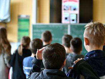 Mutmaßliche "Querdenker-Schule" in Oberbayern von Behörden geschlossen: Unterricht mit Kräuter-Pädagogen und Schamanen