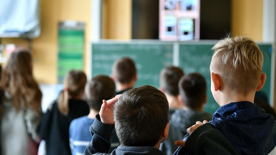 Mutmaßliche "Querdenker-Schule" in Oberbayern von Behörden geschlossen: Unterricht mit Kräuter-Pädagogen und Schamanen