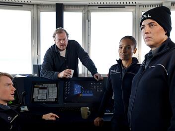 Zwei Jahre nach "Der Bremerhaven-Krimi: T&ouml;dliche Fracht" setzt das Erste die Filmreihe fort, von links: Lukas Zumbrock, Bernd H&ouml;lscher, Cynthia Micas und Elena Uhlig.