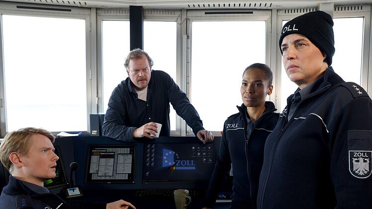 Zwei Jahre nach "Der Bremerhaven-Krimi: T&ouml;dliche Fracht" setzt das Erste die Filmreihe fort, von links: Lukas Zumbrock, Bernd H&ouml;lscher, Cynthia Micas und Elena Uhlig.