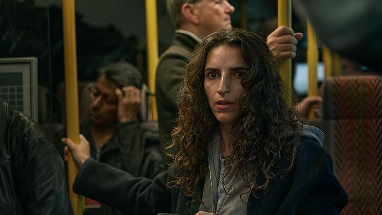 Zara Solak (Ellaha Lack) wird von einem Unbekannten gestalkt und mit Nachrichten bombardiert, in denen sie beleidigt und bedroht wird.