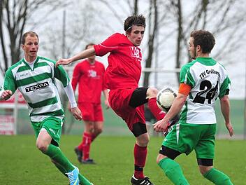 Um den quirligen David Noack vom TSV Aubstadt zu stoppen, bedurfte es mitunter zwei Spieler. Auf unserem Bild sind die Großbardorfs Manuel Leicht (rechts) und Pascal Stahl die Spaßbremsen. Foto: as