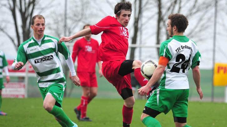Um den quirligen David Noack vom TSV Aubstadt zu stoppen, bedurfte es mitunter zwei Spieler. Auf unserem Bild sind die Großbardorfs Manuel Leicht (rechts) und Pascal Stahl die Spaßbremsen. Foto: as