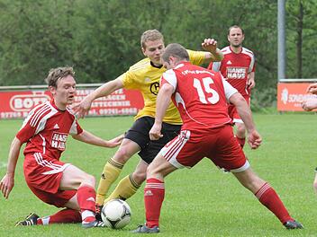 Kein Durchkommen: Thulbas Julian Wüscher sieht sich in Person von (von links) Philipp Jakobsche, Jaroslav Mierzwiak und Daniel Gleißner einer Bad Brückenauer Übermacht gegenüber. Foto: ssp