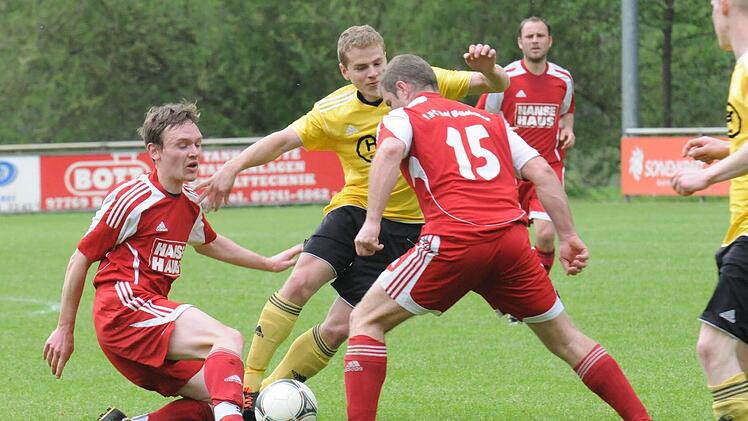 Kein Durchkommen: Thulbas Julian Wüscher sieht sich in Person von (von links) Philipp Jakobsche, Jaroslav Mierzwiak und Daniel Gleißner einer Bad Brückenauer Übermacht gegenüber. Foto: ssp