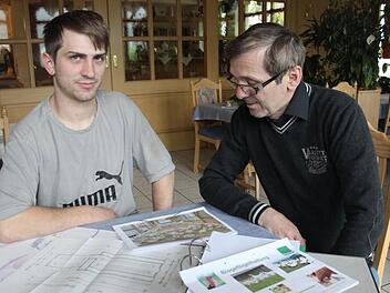 Alexander und sein Vater Herbert Hanna planen gemeinsam einen Aufzucht- und Mastbetrieb für Bio-Hähnchen. Im März kommenden Jahres sollen dann die ersten Küken in den Stall kommen.  Foto: Vanessa Schneider