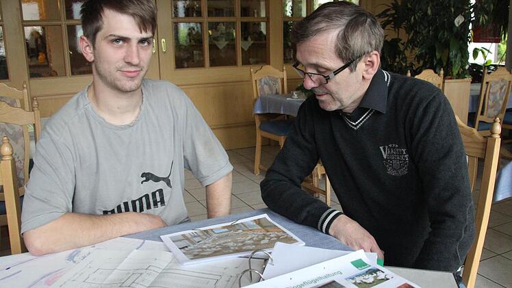 Alexander und sein Vater Herbert Hanna planen gemeinsam einen Aufzucht- und Mastbetrieb für Bio-Hähnchen. Im März kommenden Jahres sollen dann die ersten Küken in den Stall kommen.  Foto: Vanessa Schneider