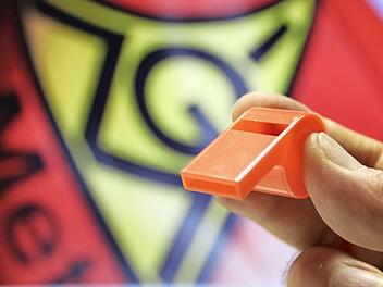 Die IG Metall in Bamberg ehrte 424 treue Gewerkschafter. Darunter viele Männer und Frauen, die Flagge zeigen und für die Anliegen der beschäftigten auch kämpfen würden. Dafür dankte Bevollmächtigter Matthias Gebhard.  Foto: Eckehard Kiesewetter