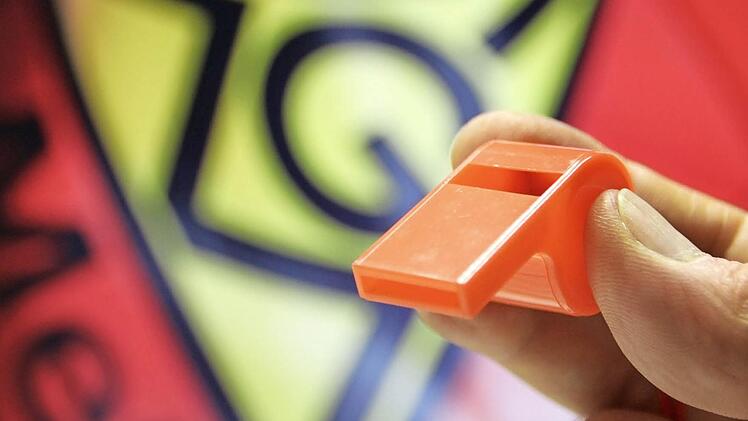 Die IG Metall in Bamberg ehrte 424 treue Gewerkschafter. Darunter viele Männer und Frauen, die Flagge zeigen und für die Anliegen der beschäftigten auch kämpfen würden. Dafür dankte Bevollmächtigter Matthias Gebhard.  Foto: Eckehard Kiesewetter